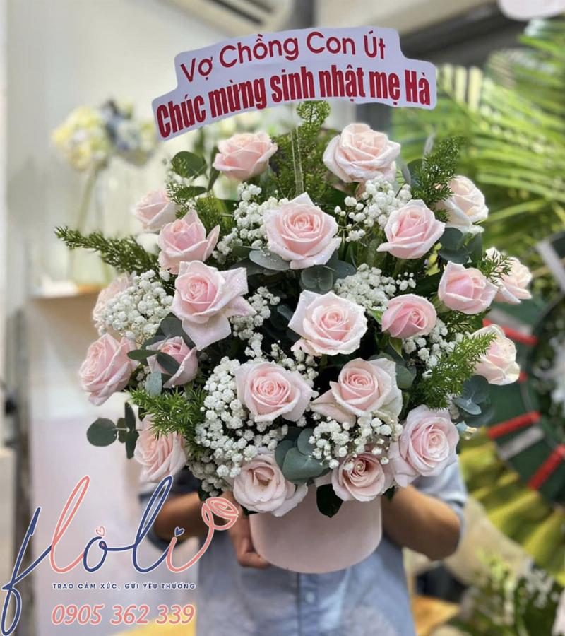 Một bó hoa hồng phấn nhẹ nhàng, kết hợp với lá xanh, thể hiện tình yêu dịu dàng để chúc mừng sinh nhật vợ